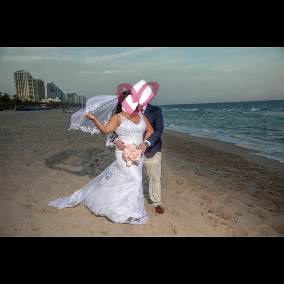 Beautiful wedding dress. size 14-18 - Picture 5 of 13